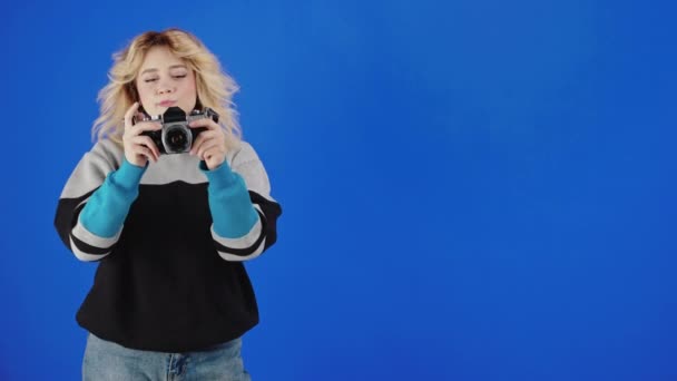 Adolescente Caucasiano Menina Tirando Foto Com Câmera Filme Vintage Tela — Vídeo de Stock