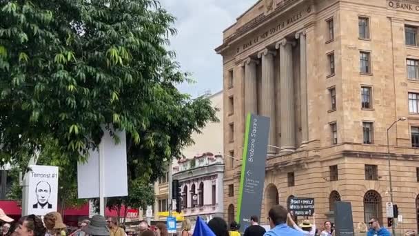 Pan Shot Che Mostra Dimostrazioni Pacifiche Che Svolgono Brisbane Square — Video Stock