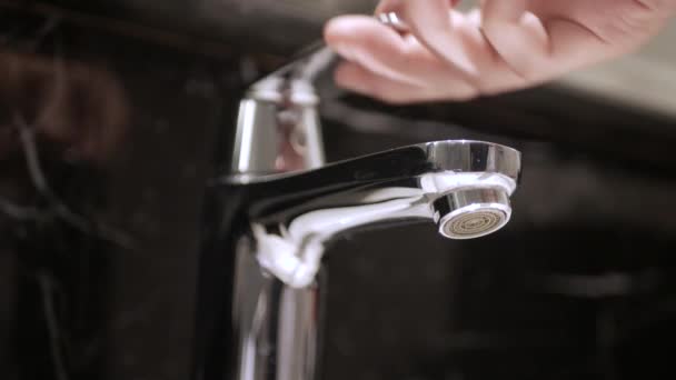 Mencuci Tangan Bawah Air Yang Mengalir Dari Keran Tap Toilet — Stok Video