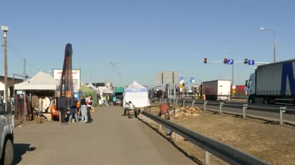 Camp Polish Border Ready Ukrainian Refugees Next Highway Numerous Passing — Stok video