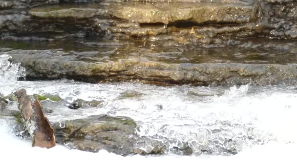 Agua Corriendo Sobre Escalones Bajo Hielo Congelado Cerrado — Vídeo de stock