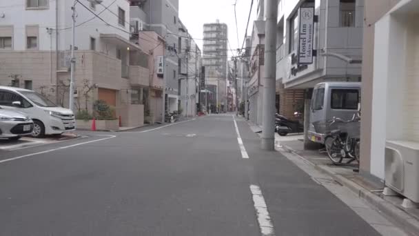 Video Při Chůzi Prázdné Klidné Tiché Silnici Městě Tokio — Stock video