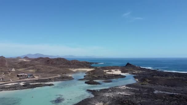 俯瞰西班牙狼岛崎岖海岸线的美丽清晰的空中景观 — 图库视频影像