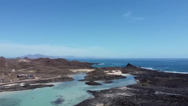 Una Bella Vista Aerea Chiara Della Costa Frastagliata Dell Isola — Video Stock