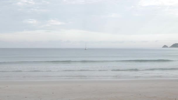 Yaz Güneşinde Huzurlu Denizden Gelen Beyaz Kumlu Sakin Dalgalı Sahil — Stok video