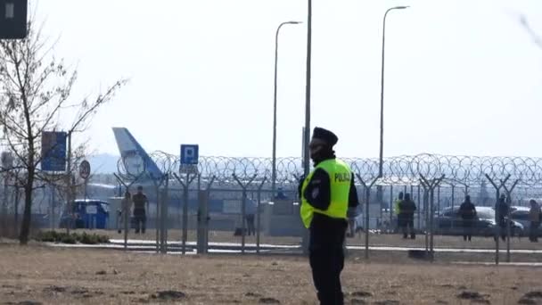 Abd Rzeszow Jasionka Uluslararası Havalimanı Park Etmiş Güvenlik Görevlisi Planda — Stok video