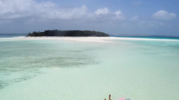 Merülő csónak horgonyzó sekély óceáni vizek Mnemba atoll homokpart.