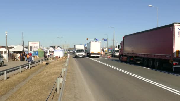 Van Going Obok Zaparkowanej Ciężarówki Ukraińsko Polskim Przejściu Granicznym Dorohusk — Wideo stockowe