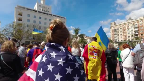 Жінка Носить Прапор Сша Під Час Антивоєнних Протестів України Росії — стокове відео