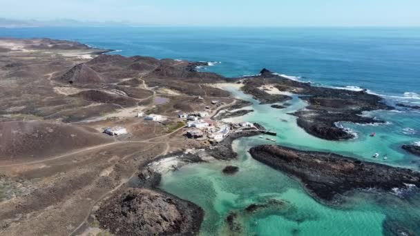 Beautiful Clear Aerial View Circling Spanning Rugged Turquoise Coastline Island — Vídeos de Stock