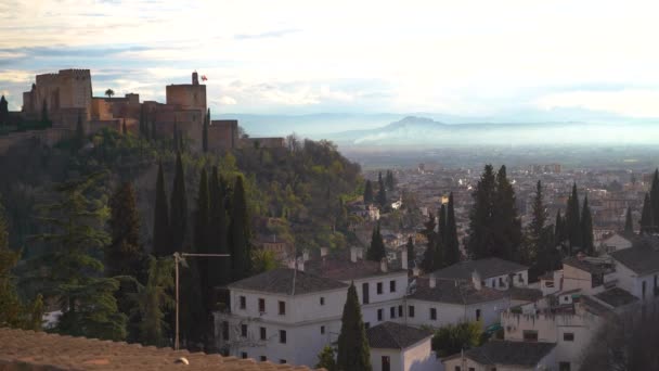 Gün Batımında Alhambra Sarayı Ndan Şehre Pan — Stok video