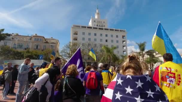 Ukrayna Rusya Savaş Karşıtı Gösteriler Sırasında Spanyol Amerikan Bayrağı Taşıyan — Stok video