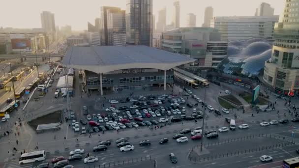 华沙中央火车站 2022年乌克兰战争期间在波兰的主要乌克兰难民点 空中轨道Cw — 图库视频影像