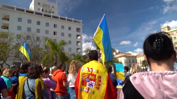 俄罗斯 乌克兰反战抗议中披着西班牙国旗的男子 — 图库视频影像