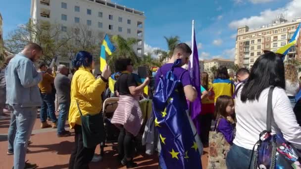 Ukrayna Daki Savaşı Protesto Eden Bayrağı Taşıyan Adam — Stok video