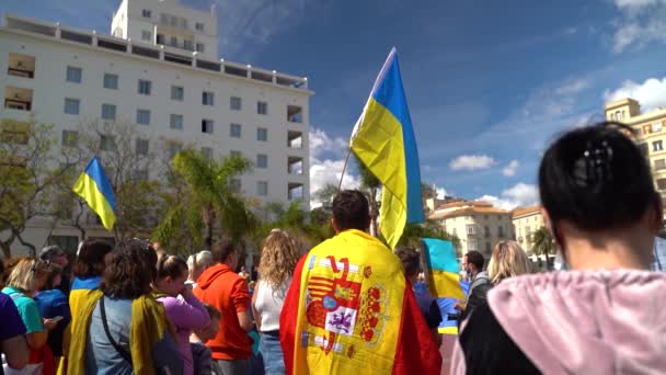 Homem Velado Bandeira Espanhola Protestos Guerra Rússia Ucrânia Movimento Lento — Vídeo de Stock