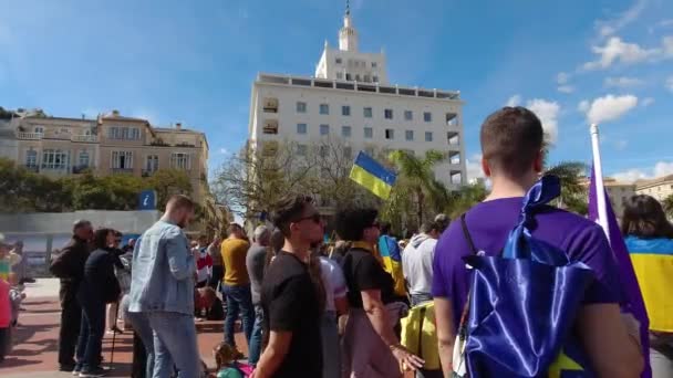 People Gathered Public Square Protests War Ukraine — стоковое видео