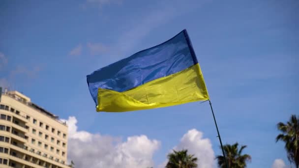 Impactful Ukrainian Flag Waving Blue Cloudy Sky Slow Motion — Vídeo de Stock