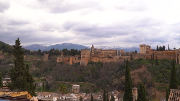 Πόλη Της Γρανάδας Και Alhambra Palace Χιονισμένα Βουνά Στο Παρασκήνιο — Αρχείο Βίντεο