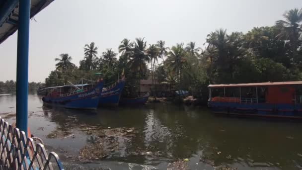 Berömda Husbåtar Dockade Längs Kerala Bakvatten Alappuzha Indien — Stockvideo