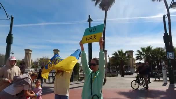 Mujeres Sosteniendo Letrero Guerra Bandera Ucraniana Mitin Paz — Vídeo de stock