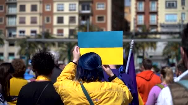 Mulher Usando Amarelo Com Cabelo Azul Segurando Bandeira Ucrânia Protestos — Vídeo de Stock