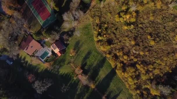 Drone Shot Mirando Hacia Abajo Moviéndose Hacia Adelante Una Casa — Vídeos de Stock