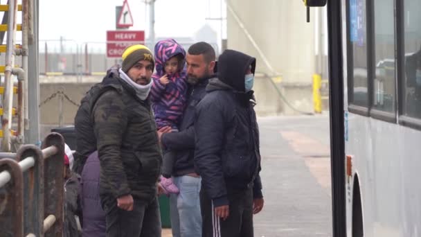 Refugees Migrants Wait Get Bus Port Dover Crossing France Dover — Vídeo de Stock
