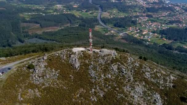 Flygfoto Över Telecommunications Mast Rocky Hillside Miradoiro Curota Dolly Tillbaka — Stockvideo