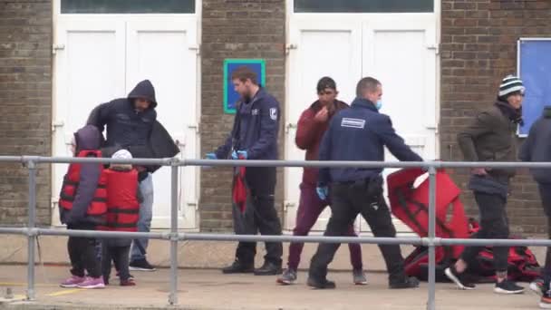 Dzieci Uchodźców Ich Rodzina Zdejmują Kamizelki Ratunkowe Dover Nielegalnym Przekroczeniu — Wideo stockowe
