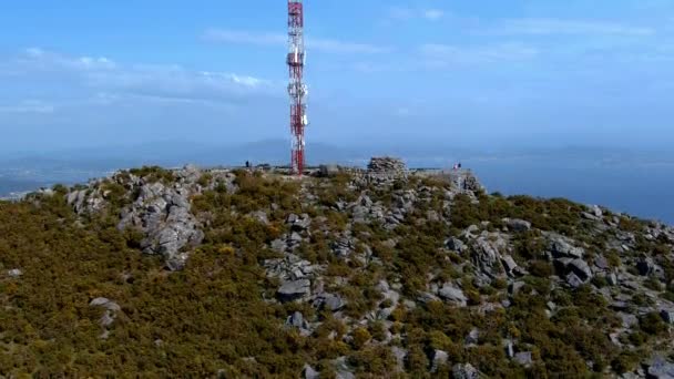 Miradoiro Curota与Ria Arousa背景下的落基山坡上的电信主机空中视图 上天台朝下倾斜 — 图库视频影像