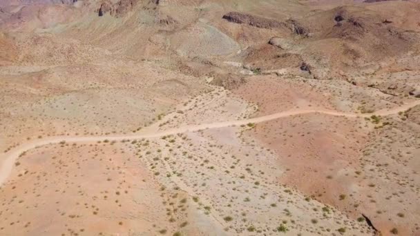 从空中俯瞰着一条沙漠的土路 在阳光灿烂的金曼洗衣店 美国平底锅 无人驾驶飞机发射 — 图库视频影像
