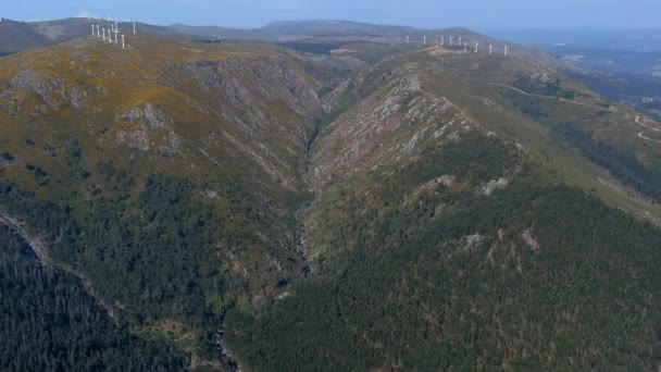 Aerial Valley View Foothills Miradoiro Curota Wind Turbines Top Dolly — Wideo stockowe