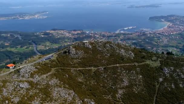 Vista Aérea Sobre Miradoiro Curota Paisagem Com Mastro Rádio Colina — Vídeo de Stock