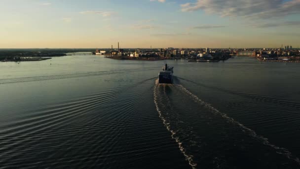 Luchtzicht Een Cruiseschip Weg Naar Helsinki Stad Aflopend Drone Schot — Stockvideo