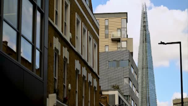 Blå Himmel Med Moln Som Flyter Över Skärvan Inifrån Southwark — Stockvideo