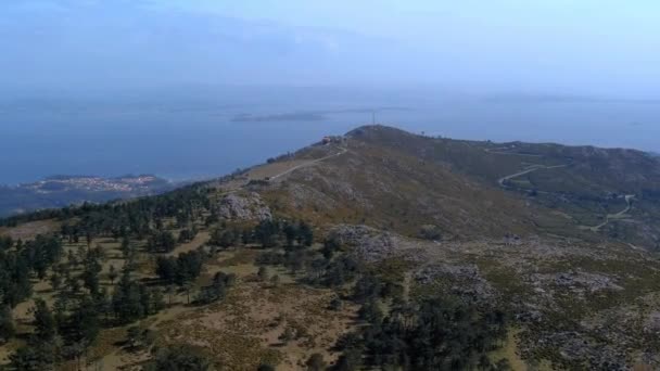 Aerial Approaching Hillside Path Leading Radio Mast Overlooking Arousa Background — Stockvideo