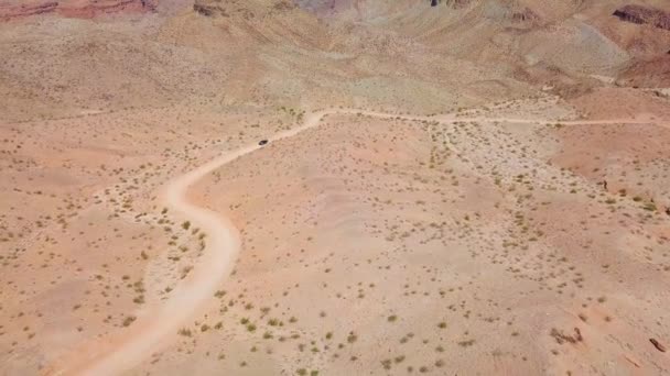 美国亚利桑那州 阳光灿烂的金曼洗衣店 空中无人驾驶飞机拍摄的汽车沙漠土路 — 图库视频影像