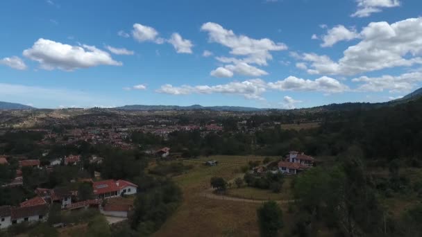 Κηφήνας Κατεβαίνει Beutiful Τοπίο Κολομβία — Αρχείο Βίντεο