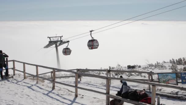 Gondola Lift Rör Sig Upp Och Ner Skidort Snöiga Sluttningar — Stockvideo