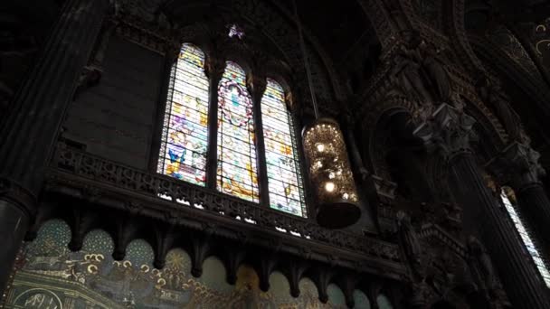 フランスリヨン大聖堂ノートルダム大聖堂内部の美しいガラスモザイク窓の詳細 — ストック動画