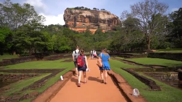 Utsikt Över Människor Som Går Parken Nedanför Sigiriya Rock Ruiner — Stockvideo