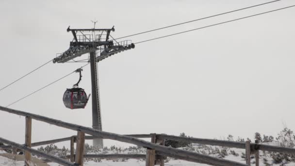 Kabel Transport Med Gondolyftar Alpin Skidort Vintern — Stockvideo