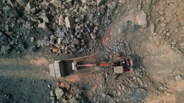 Aerial Drone Shot Excavator Loading Rocks Truck Loading Rock Mass — Stockvideo