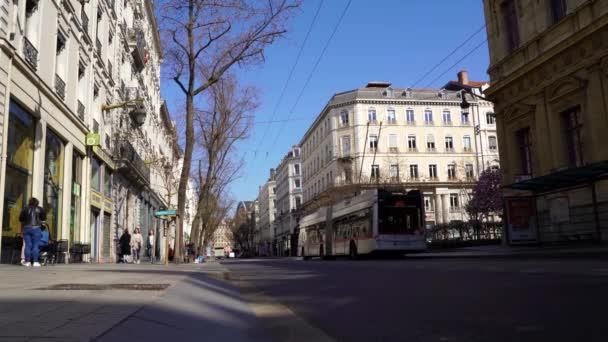 Ciudad Francesa Lyon Calle Principal Través Hermosos Edificios Gente Caminando — Vídeos de Stock