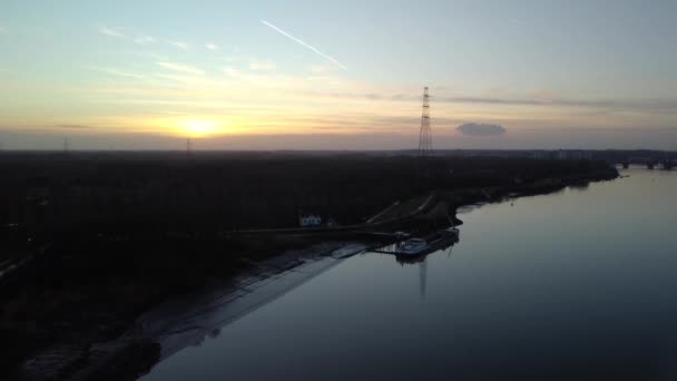 Small River Scheldt Pier Moored Boat Golden Sunset Horizon Aerial — ストック動画
