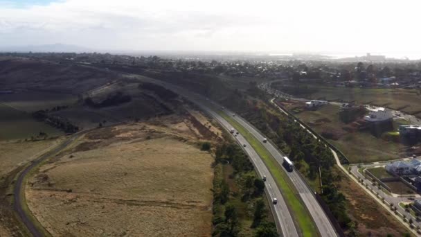 Аэриал Над Автомагистралью Geelong Идущей Север — стоковое видео