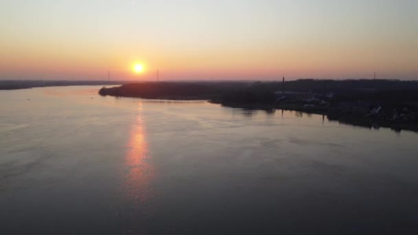 夕阳西下 落在小镇和谢尔特河上空 空中向后飞去 — 图库视频影像