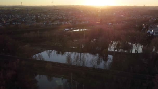 Pequeña Ciudad Cerca Pantanos Bélgica Durante Atardecer Dorado Vista Aérea — Vídeos de Stock