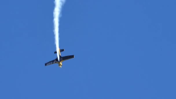 Aerobatische Manoeuvres Rollen Draaien Tegen Blauwe Lucht Tijdens Het Publieke — Stockvideo